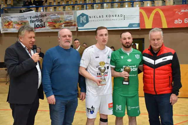 Ehrung Bester Spieler und Bester Torschütze: SV Neuberg-Obmann Martin Konrad, BFV-Vizepräsident Konrad Renner, Bence Szabo (Bester Spieler), Valentin Gabriel (Torschützenkönig), ASVÖ Burgenland-Präsident Robert Zsifkovits | Foto: MeinBezirk/Michael Strini