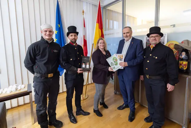 Eine Delegation der Rauchfangkehrer-Innung überbrachte Landeshauptmann Doskozil die traditionellen Neujahrswünsche. | Foto: Landesmedienservice Burgenland
