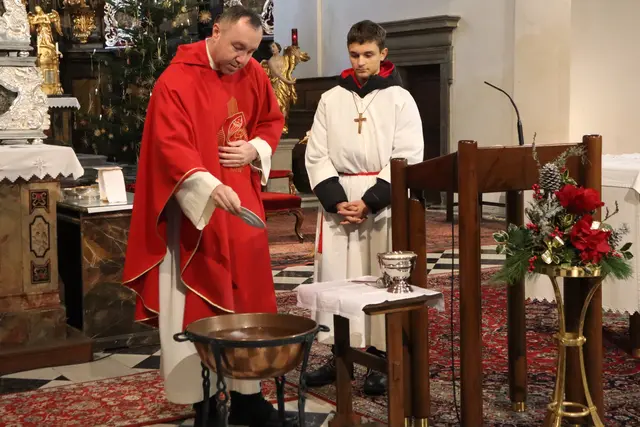 Das Salz und das Wasser wurden in der Pfarrkirche gesegnet | Foto: Gerhard Langmann