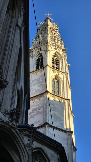 27.12.2025 Blick zum Turm der gotischen Kirche Maria am Gestade.