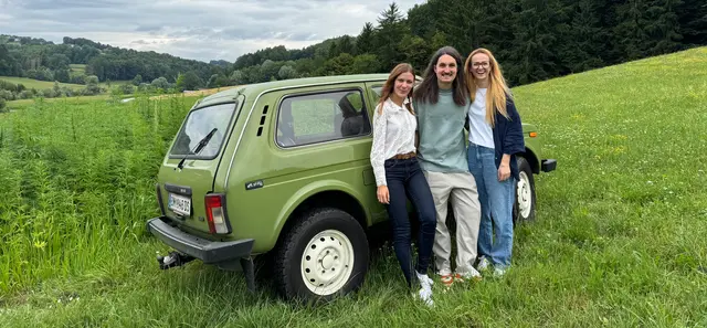 Das Gründerteam: Laura Habel, Gernot Hörtner und Isabella Hörtner-Fraiss vor ihrem Auto und einem ihrer Anbaufelder in der Südoststeiermark.  | Foto: Hanfred