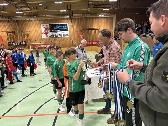Das U12-Team des FC Wacker Innsbruck bekommt den Siegespokal und die Medaillen aus den Händen von Alexander Eckmayr, WSG Tirol Tormann und Stefan Köck, Sportdirektor WSG Tirol sowie Alexander Stark, Leiter Generali Vertriebsgebiet Tirol West. | Foto: MeinBezirk