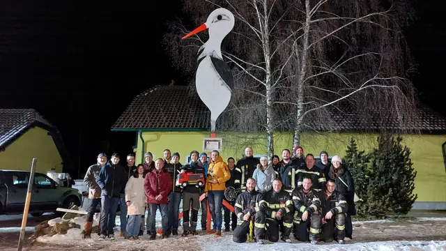 Ein riesiger Storch wurde im Namen aller Kameraden der Freiwilligen Feuerwehr Waidhofen/Thaya aufgestellt und ein kleines Willkommensgeschenk überreicht.

 | Foto: FF Waidhofen/Thaya