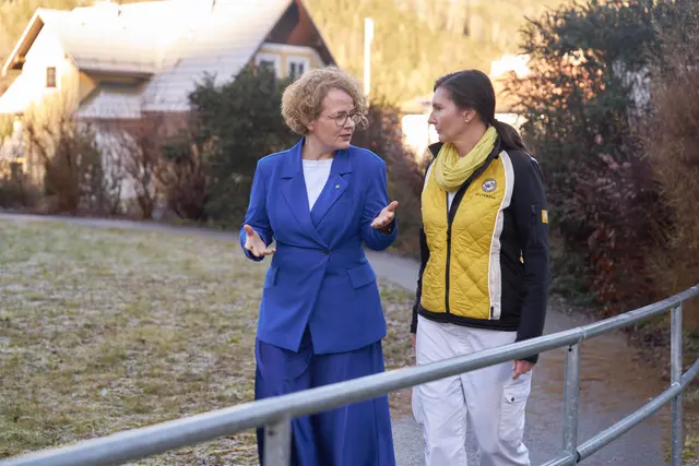 Familien-Landesrätin Christiane Teschl-Hofmeister (l.) mit Alltagsbegleiterin Bettina Weber | Foto: Monihart