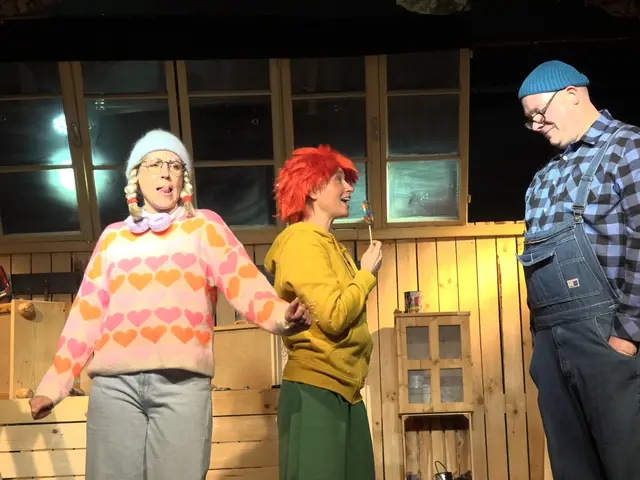 Sigrid Sattler als Lieblingsnichte Bärbel, "Pumuckl" Julia Faßhuber und Holger Schober als Schreinermeister Eder in "Neues vom Pumuckl".