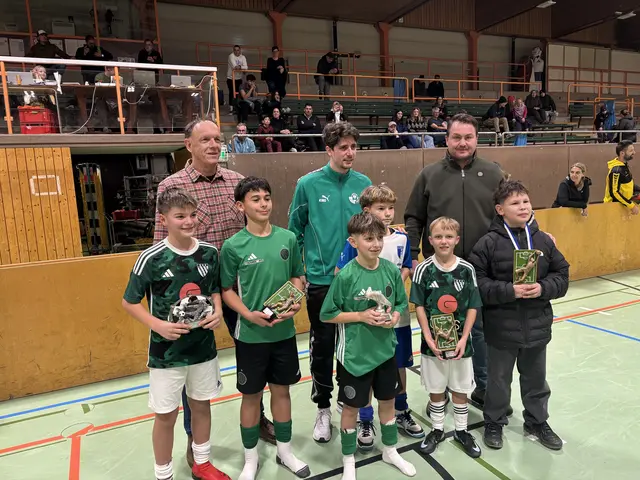Das U12-Dreamtteam: Alexander Eckmayr, WSG Tirol Tormann und Stefan Köck, Sportdirektor WSG Tirol sowie Alexander Stark, Leiter Generali Vertriebsgebiet Tirol West mit bester Verteidiger: Emir Zeran / FC Wacker Innsbruck, bester Torwart: Gyordan Zapacioiu / FC Kufstein, bester Stürmer: Nico Langebner / SK Ebbs sowie Torschützenkönige: Niklas Klager / FC Obermais - Kovay Aksu / FC Wacker Innsbruck | Foto: MeinBezirk