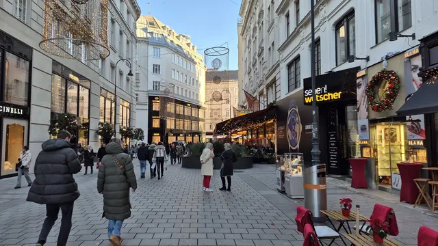 27.12.2025 und gehen vorbei am Lokal "zum Schwarzen Kameel" (Bognergasse) in Richtung Graben