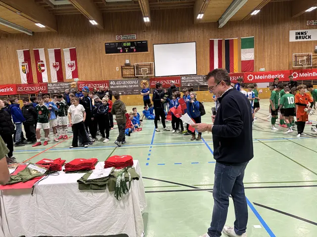 Herbert Lener, Obmann Generali Union Innsbruck gratuliert den Mannschaften | Foto: MeinBezirk