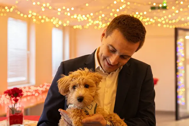 Sven Hergovich mit "Bürohund" Fido: "Feiern ja – aber: Unnötigen Stress für Tiere vermeiden!" | Foto: SPÖ NÖ