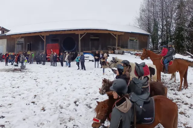 Reitende und Pferde bildeten einen großen Kreis | Foto: Astrid Fuchs