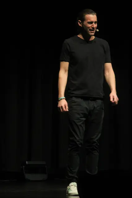 Andreas Schlintl eröffnete den Abend mit einem kurzem Ausschnitt aus seinem aktuellem Programm. | Foto: Josef Hofmüller