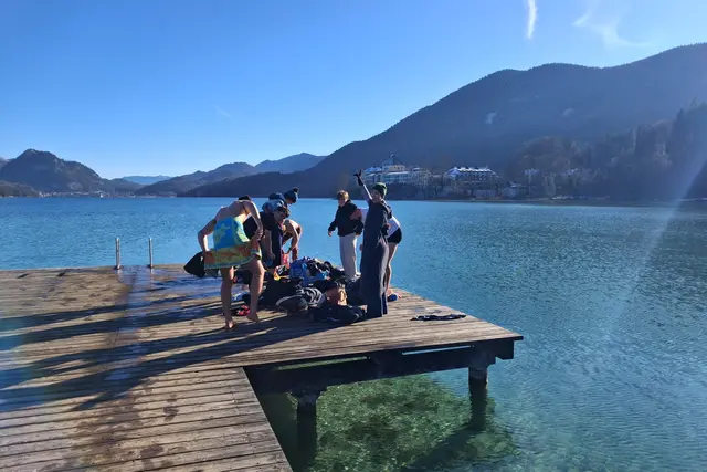 Urlauber habe ein Bad im 5 Grad kalten🥶 See gemacht.