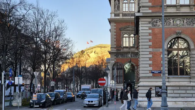 27.12.2025 Mit der Straßenbahn bis "Stubentor" Blick auf das ehemalige Kriegsministerium am Ring