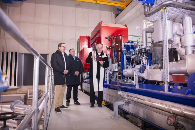 EVN Vorstandssprecher Stefan Szyszkowitz und EVN Wärme Projektleiter Richard Mayssen bei der Segnung der Anlage durch Diözesanbischof Alois Schwarz | Foto: EVN/Matejschek