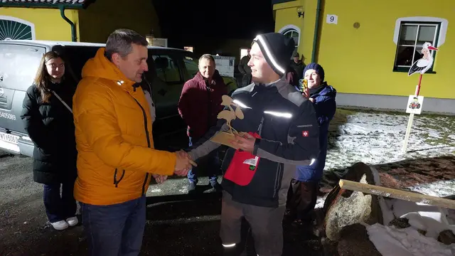 Kommandant Christian Bartl gratuliert Julian Apfelthaler | Foto: FF Waidhofen/Thaya