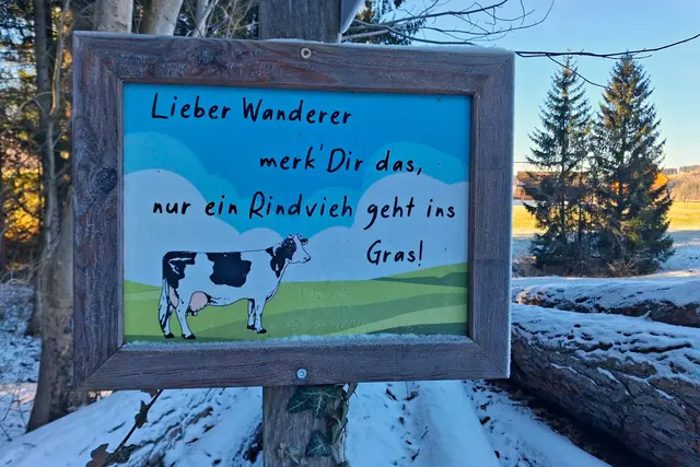 ...die Bauern sind schon manchmal sehr genervt,
da so viel Müll herum liegt und die Menschen abseits der Wege gehen. Das Schild mit Rahmen ist doch nett gemacht.
