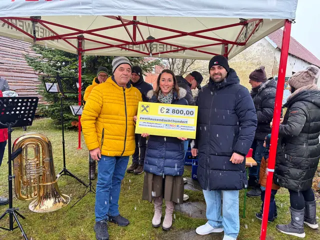 Alois Kirchberger (li) mit Maximilian Fuchs von der Windorfer Dorfgemeinschaft und Katharina Paier von der Palliativbetreuung. | Foto: privat