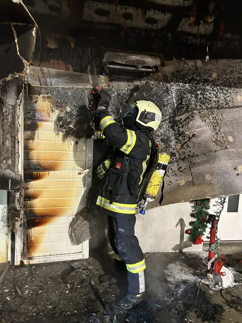 Eine Fassade eines Reihenhauses stand in Brand. | Foto: Feuerwehr Neutal