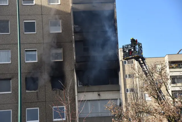 Rauchund Flammen schlugen aus dem Gebäude | Foto: Thomas Lenker/Monatsrevue