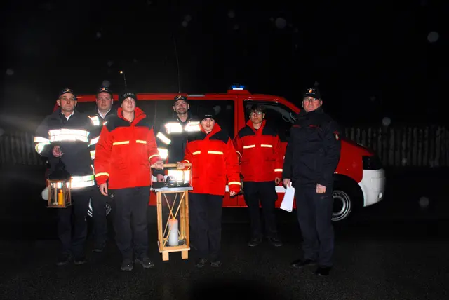 Zeichen der Hoffnung : Friedenslichtübergabe durch die Jugendfeuerwehr Großwilfsdorf an die Wehren im Bereich Fürstenfeld 