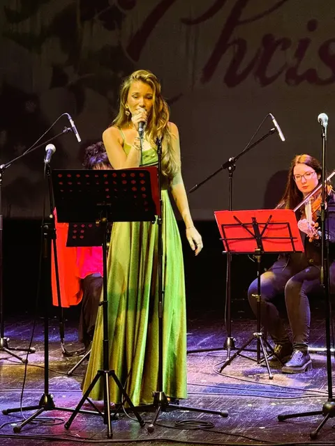 Im Theater SARTR in Sarajevo hat das zweite Innsbruck–Sarajevo-Weihnachtskonzert unter dem Titel „Frieden und Liebe“ stattgefunden.  | Foto: Dina Krilić