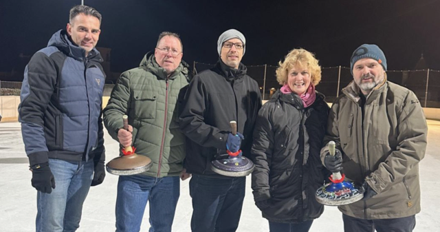 In Eggenburg fand kürzlich ein ganz besonderes Charity-Eisstockturnier statt. MIt dabei war auch ein Team mit Gemeindevertreterin rund um Bürgermeisterin Margarete Jarmer. | Foto: Edi Poss