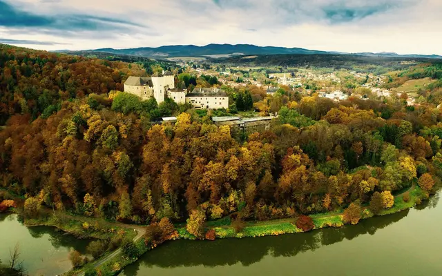 Noch heute erinnern dunkle Flecken an Boden und Wänden der Bluthalle an das Massaker, das sich einst in der Burg ereignete. | Foto: flying-videos.at