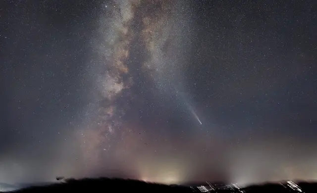 Die Milchstraße und der Komet | Foto: Günter Kleinschuster