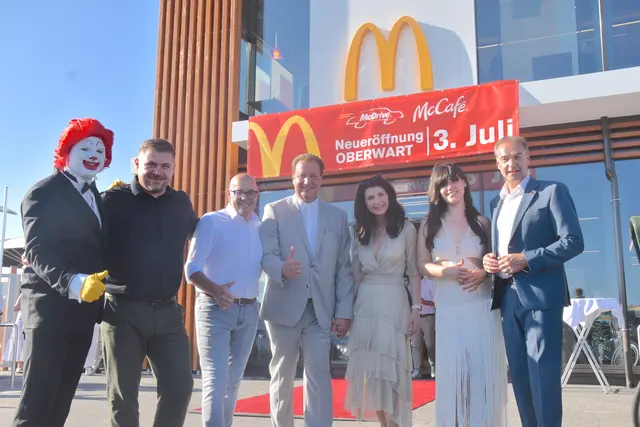 Gelungene Eröffnungsfeier: Ronald McDonald, Ivica Serdarusic (CFO), Bürgermeister Georg Rosner, Thomas, Martina und Jaqueline Klug, Landesrat Leonhard Schneemann | Foto: Michael Strini