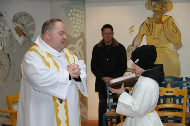 Pfarrer Markus Lehr zelebrierte die Weinsegnung am Festtag des Heiligen Johannes. | Foto: Josef Fürbass