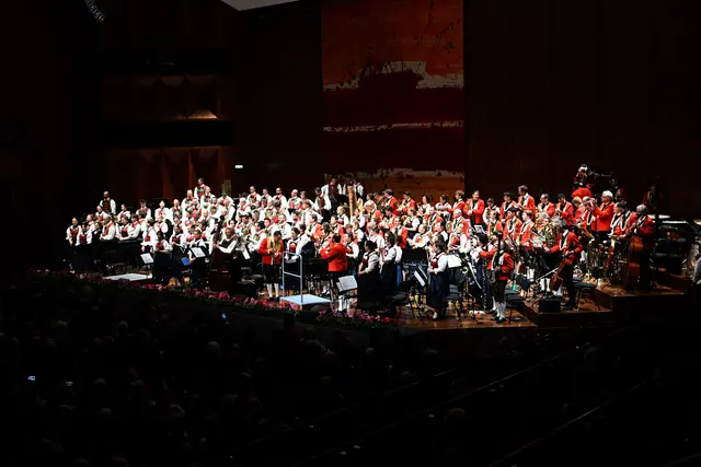 Die riesige Bühne im Saal Tirol war gerade groß genug, um die Stadtmusikkapelle Wilten und die Musikkapelle Villnöß zu beherbergen. | Foto: Hassl