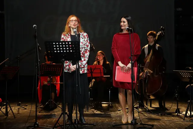 Im Theater SARTR in Sarajevo hat das zweite Innsbruck–Sarajevo-Weihnachtskonzert unter dem Titel „Frieden und Liebe“ stattgefunden.  | Foto: Dina Krilić