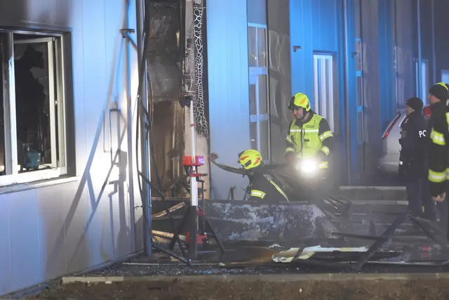 Beim Eintreffen der Streife waren die Feuerwehren Rutzenmoos und Regau bereits mit etwa 60 Personen im Löscheinsatz. 