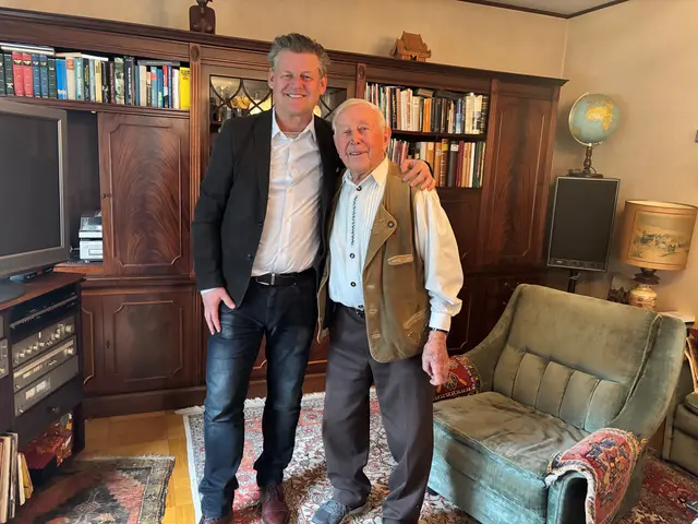 Bürgermeister Christian Scheider überbrachte dem Jubilar David Werdinig persönliche Geburtstagsglückwünsche. | Foto: Büro Bürgermeister