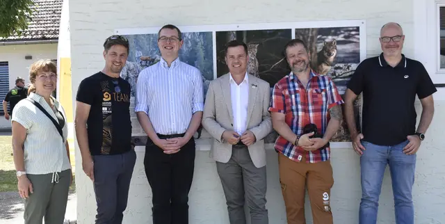 Geopark-Direktor Gerald Hartmann (2. von links) heuer im Juni in Neuhaus mit Bürgermeister Patrick Skubel (4. von links), Natur-Fotograf Urosh Grabner (2. von rechts) und Prüfern für die dritte Verlängerung des Unesco-Prädikats. Anlass war der Abschluss der Revalidierung und die Eröffnung der grenzübergreifenden Ausstellung von Urosh Grabner. | Foto: MeinBezirk.at