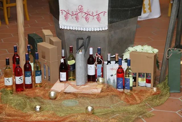 Freilich wurde im Schilcherdorf nicht nur der Blaue Wildbacher zur Weihe gebracht... | Foto: Josef Fürbass