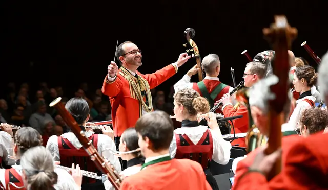 Symbolhaftes Bild: Beste Laune bei Wilten-Maestro Raimund Walder ob eines gewaltigen Blasmusik-Feuerwerks! | Foto: Hassl