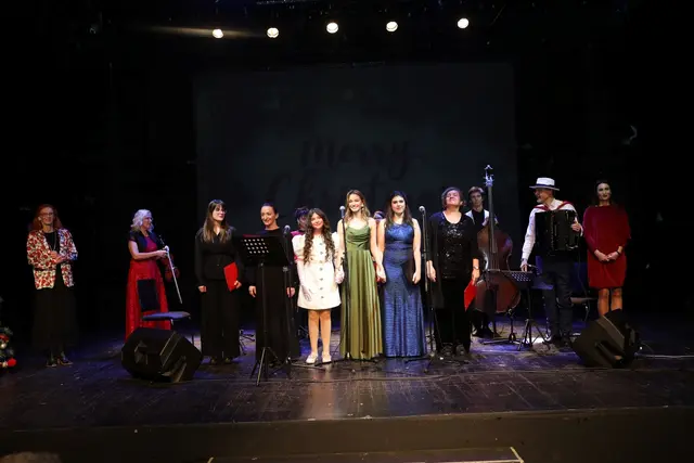 Im Theater SARTR in Sarajevo hat das zweite Innsbruck–Sarajevo-Weihnachtskonzert unter dem Titel „Frieden und Liebe“ stattgefunden.  | Foto: Dina Krilić