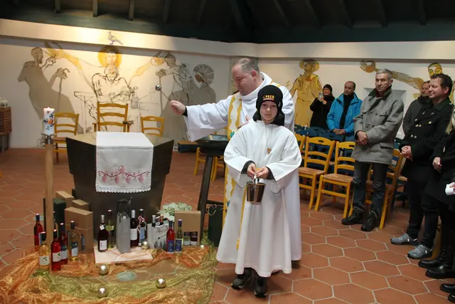 Pfarrer Markus Lehr segnete die mitgebrachten Weine. | Foto: Josef Fürbass