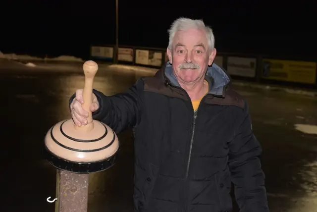Eisarena Pabneukirchen. Kostenlos Eislaufschuhe ausleihen. Täglich von 8 bis 22 Uhr. So lange Eis is! Eismacher Karl Heindl. | Foto: Zinterhof