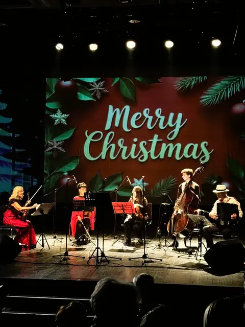Im Theater SARTR in Sarajevo hat das zweite Innsbruck–Sarajevo-Weihnachtskonzert unter dem Titel „Frieden und Liebe“ stattgefunden.  | Foto: Dina Krilić