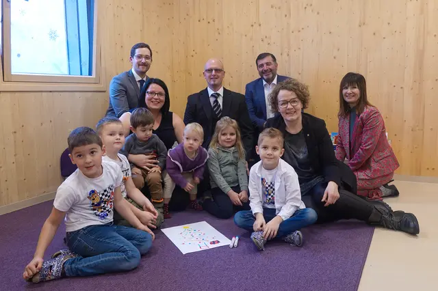 v.li.n.re.: Bezirkshauptmannstellvertreter Matthias Schram, Leiterin Nicole Gretzel, Vizebürgermeister Robert Helmreich, Landtagsabgeordneter Josef Edlinger, Familien-Landesrätin Christiane Teschl-Hofmeister, Kindergarteninspektorin Elisabeth Heiß mit den Kindern David, Fabian, Tobias, Anna, Elisa und Tobias | Foto: Weinzierl
