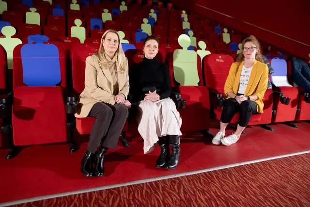 Landesrätin Daniela Winkler mit Geschäftsführerin Magdalena Freißmuth (Verein Frauen für Frauen Burgenland) und Michaela Fassl (Fachliche Leitung, Frauen-, Mädchen- und Familienberatungsstellen Oberwart, Güssing und Jennersdorf) im Zuge des Kinofilmes im Dieselkino Oberwart. | Foto: Landesmedienservice