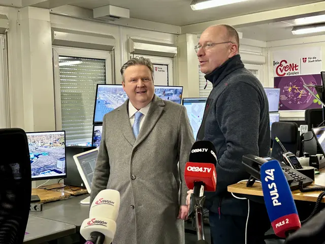 Wiens Bürgermeister Michael Ludwig und Silvesterpfad-Projektleiter Michael Domkar in der Sicherheitszentrale des Wiener Silvesterpfads. | Foto: Barbara Schuster/MeinBezirk