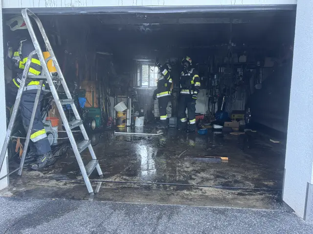 Rund 60 Feuerwehrleute standen bei einem Garagenbrand in Geistthal im Einsatz. | Foto: HFM Patrick Marcher