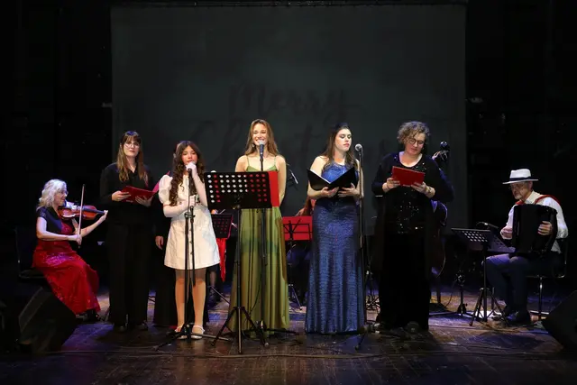 Im Theater SARTR in Sarajevo hat das zweite Innsbruck–Sarajevo-Weihnachtskonzert unter dem Titel „Frieden und Liebe“ stattgefunden.  | Foto: Dina Krilić