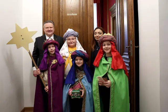 Die diesjährigen Sternsingerinnen und Sternsinger zu Gast bei Bürgermeister Ludwig im Wiener Rathaus. | Foto: Stadt Wien/Votava