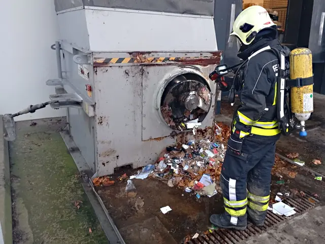 Eine Papierpresse hatte Feuer gefangen. | Foto: Stadtfeuerwehr Pinkafeld