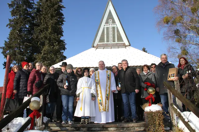 Die Johannesweinsegnung hat in der Emmauskapelle Wernersdorf schon eine 25-jährige Tradition. | Foto: Josef Fürbass