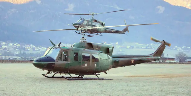 Zwei Bell 212 bei der Ankunft am Stützpunkt in Vomp